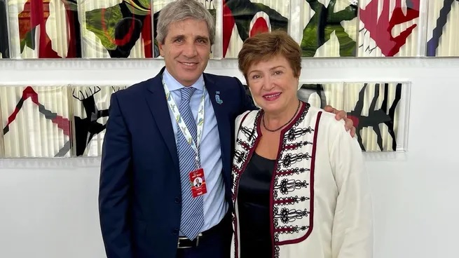 Luis Caputo felicitó a la directora del FMI por su reelección