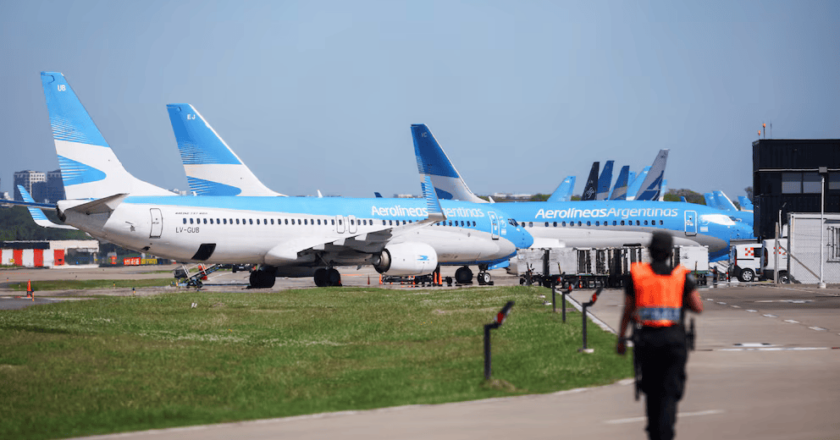 Entre amenazas de paros y de cierre, el Gobierno se reunirá mañana con los gremios para tratar de destrabar el conflicto con Aerolíneas Argentinas