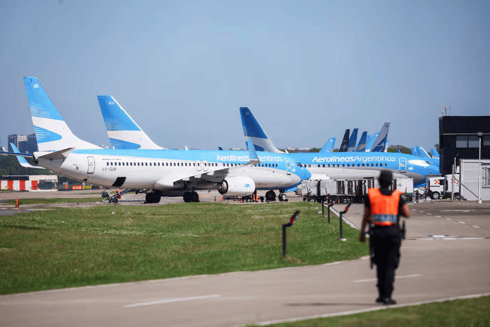 Entre amenazas de paros y de cierre, el Gobierno se reunirá mañana con los gremios para tratar de destrabar el conflicto con Aerolíneas Argentinas