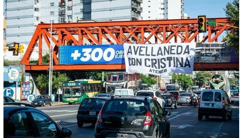 En el día de su cumpleaños, Avellaneda amaneció con banderas y afiches de Cristina Kirchner