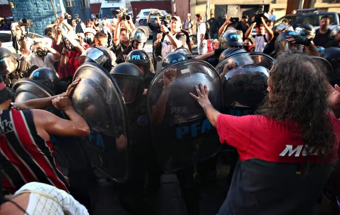 El Gobierno advirtió que tomará “estrictas medidas” ante la “marcha de barrabravas” al Congreso