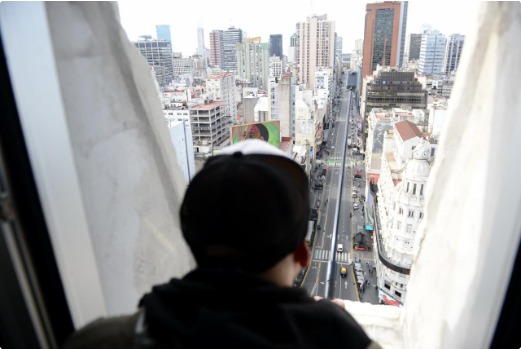Comenzaron las primeras visitas de vecinos al mirador del Obelisco