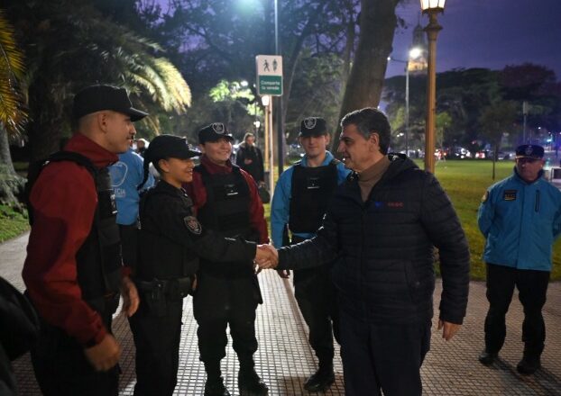 Chip electrónico y rastreo en vivo: cómo son los nuevos chalecos antibalas de la Policía de la Ciudad