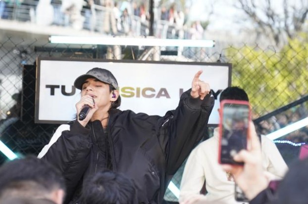 Un show sorpresa de Valentino Merlo transformó el subte en un escenario