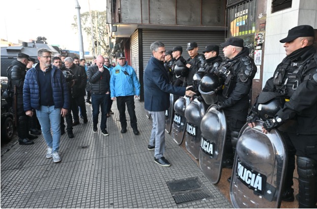 El Gobierno porteño desplegó un operativo para desocupar de manteros las veredas de Liniers