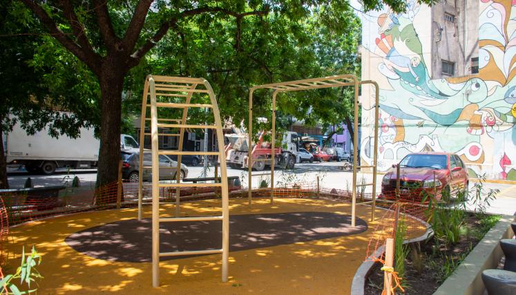 La Plazoleta José Bonifacio y Centenera quedó renovada con más verde, juegos y espacios comunitarios