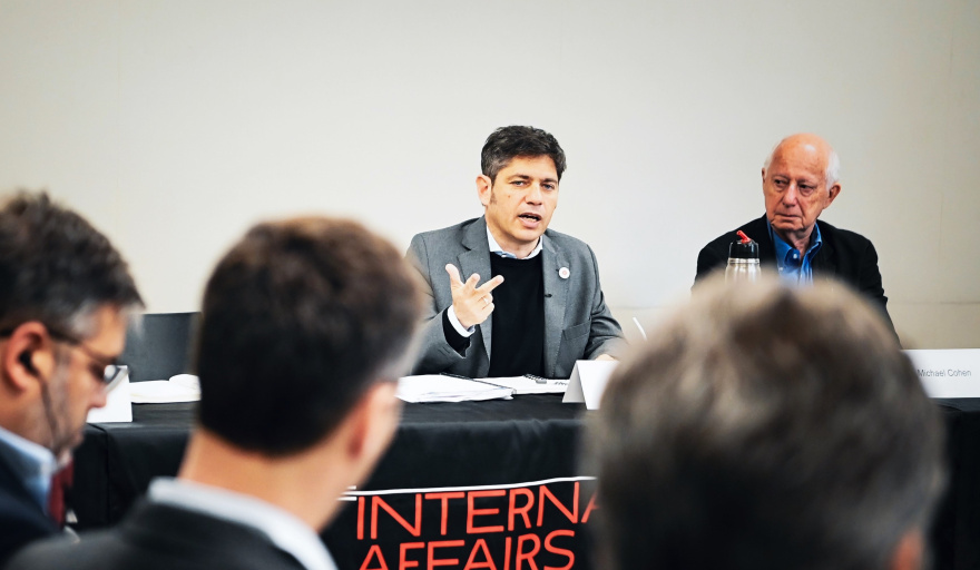 Kicillof se fue a hacer campaña a Estados Unidos y abrió su gira con un duro discurso contra Milei
